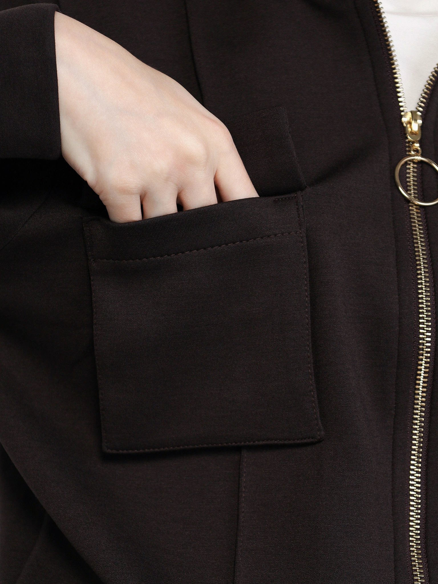 Куртка трикотажная темно-коричневого цвета с накладными карманами